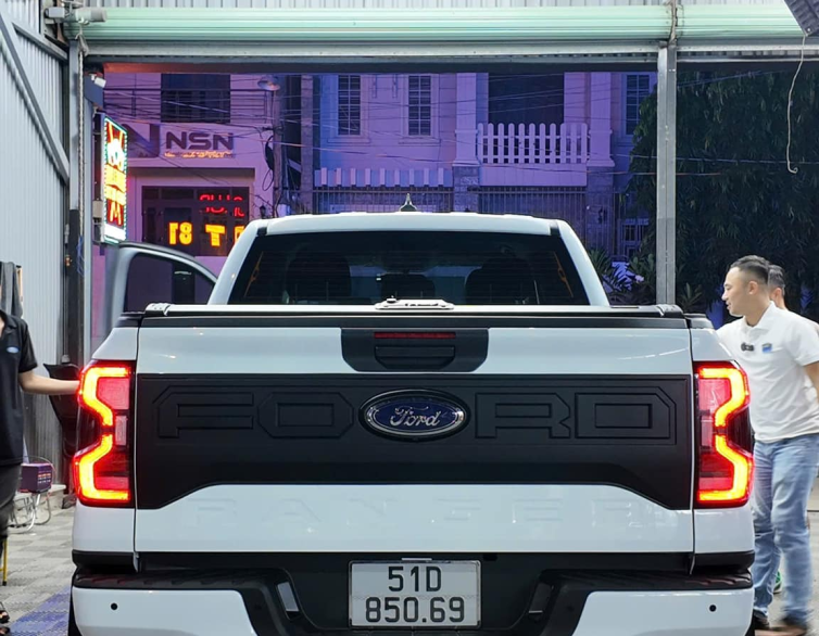 Ốp FoRD sau xe